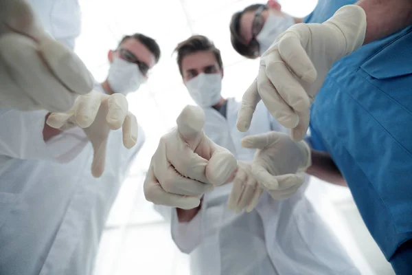 Vista dal basso. Un gruppo di medici in sala operatoria . — Foto Stock