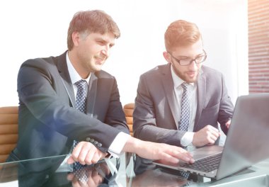 İş arkadaşları çalışma konuları tartışmak