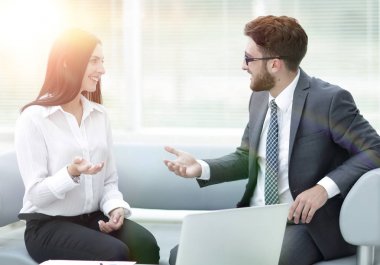sözleşme imzalamadan önce işle ilgili belgeleri tartışırken iş ortakları.