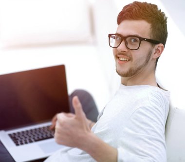 açık belgili tanımlık laptop önünde modern genç oturma ve tarih Prş gösterilen