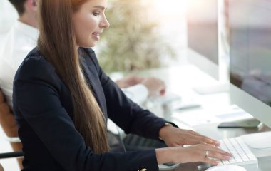 bilgisayarda çalışan genç