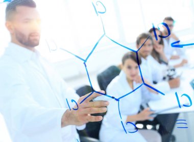 Camın arkasından. Laboratuarda blackboard yakın duran bir bilim adamı.