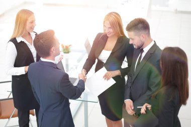 el sıkışma Yöneticisi ve sözleşmenin imzalandığı sonra istemcinin