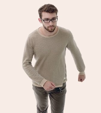 modern genç adam güvenle ileri gider