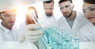 arka plan görüntüsü sıvıyla okuyan microbiologists oluşan bir gruptur