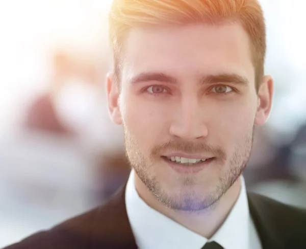 Retrato de joven empresario confiado sobre fondo borroso . — Foto de Stock