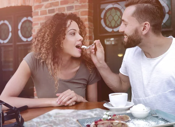 Casal em férias europeias sentado no café ao ar livre — Fotografia de Stock