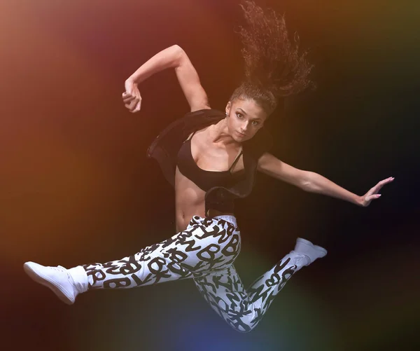 힙합 스타일에 점프 하는 여자 — 스톡 사진