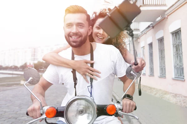 Szczęśliwa para na skuter podejmowania selfie na smartphone odkryty — Zdjęcie stockowe