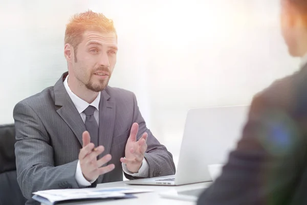 Closeup.Manager y cliente discutiendo los términos del contrato en la oficina . — Foto de Stock