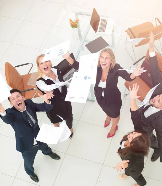 Blick aus dem top.business Team beim Werfen von Arbeitsdokumenten — Stockfoto