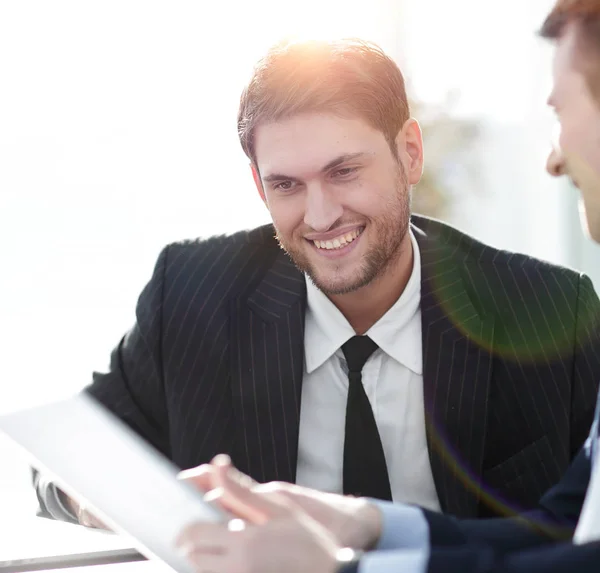 Close-up.businessman hablando con su colega . — Foto de Stock