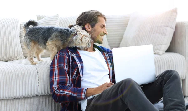 Ragazzo di successo e il suo animale domestico preferito in un accogliente soggiorno . — Foto Stock