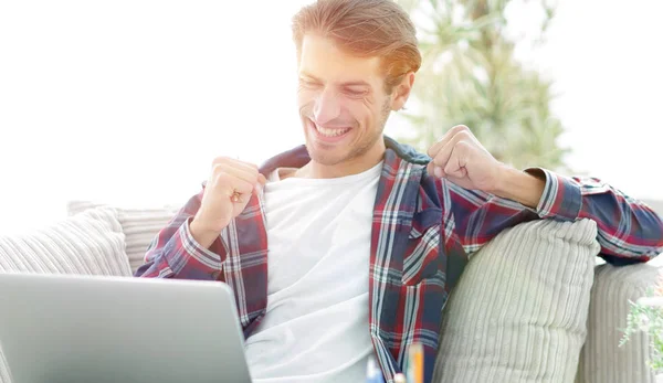 Tipo feliz trabajando con el ordenador portátil desde casa. concepto de freelancing . — Foto de Stock