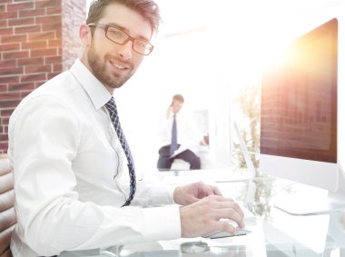 Kendine güvenen işadamı bir mali rapor verme