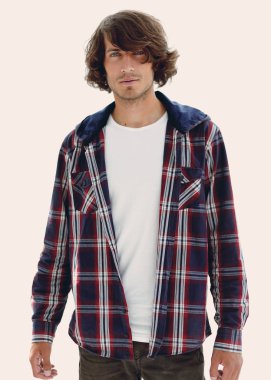 ekose gömlekli şık adam.