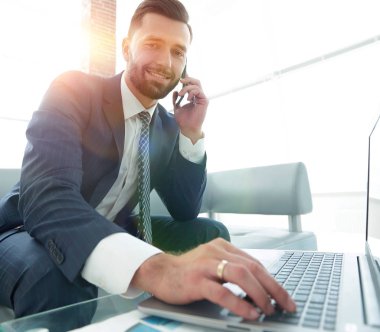 bir meslektaşım bir modern telefon aracılığıyla iş onarma işadamı