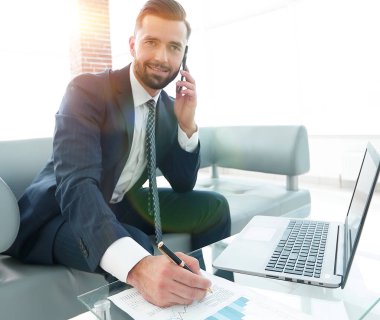 İşadamı Smartphone'da mali grafikler hakkında konuşmak.