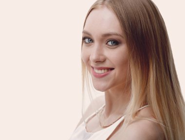 günlük makyaj olan güzel bir kadın portresi.