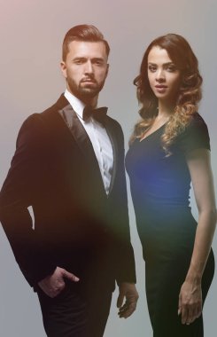 Gri bir arka plan üzerinde duran iş ortakları