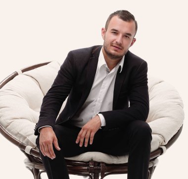 genç işadamı rahat bir sandalyede oturuyor