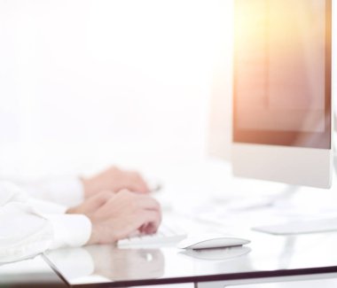 ekranın önünde oturan deneyimli programcılar.