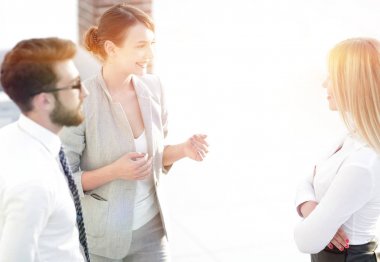 Ofiste konuşmak Yöneticisi ve iş takım.