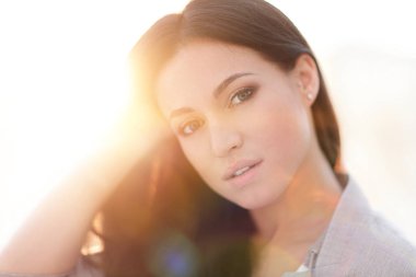 Sevimli genç bir kadın yüzü. yakın çekim