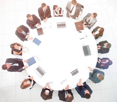 Şirketin hissedarlarının en tepeden görüşü - Yuvarlak Masa 'da.