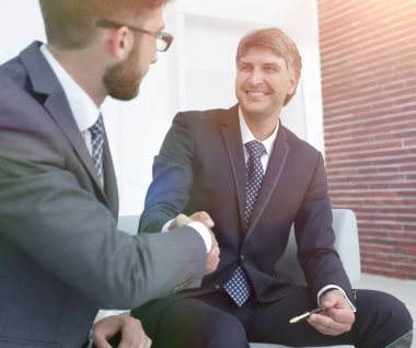 El sıkışma Yöneticisi ve avukatı ofiste