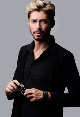 Yakışıklı sakallı adam gri arka plan üzerinde