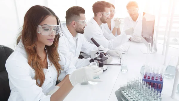 Groupe de jeunes scientifiques travaillant dans le laboratoire . — Photo