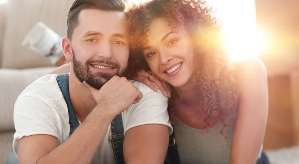 Retrato de cerca de una hermosa pareja joven — Foto de Stock