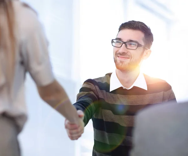 Gerente de apretón de manos y el cliente . — Foto de Stock