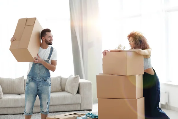 Jovem família está carregando caixas para um novo apartamento . — Fotografia de Stock