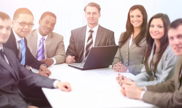 Affärsmannen och business team sitter vid skrivbord — Stockfoto