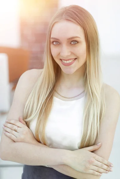 Close-up portret van een jonge vrouw op een wazig office-pagina — Stockfoto