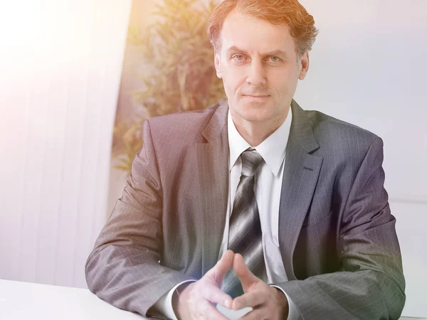 Retrato de homem de negócios sentado na mesa — Fotografia de Stock