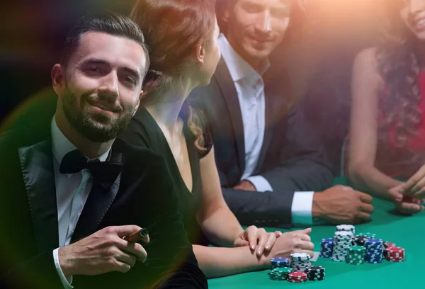 Mannen med cigarren tittar upp från pokerspel i casino — Stockfoto