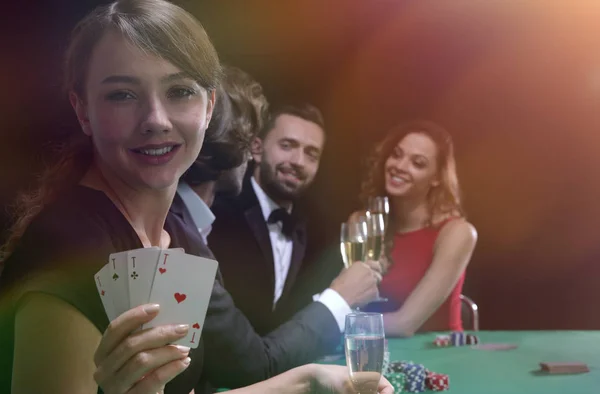 Portrét ženy gambler u pokerového stolu s kartami — Stock fotografie
