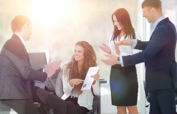 Equipo empresarial aplaudiendo sus logros — Foto de Stock