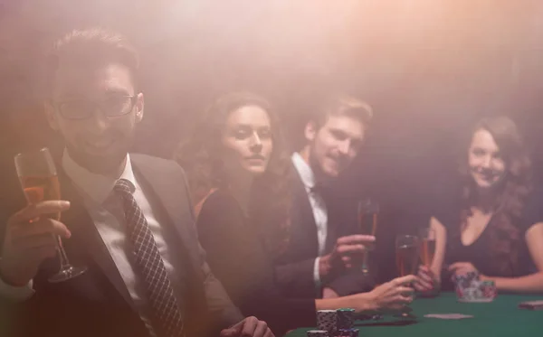 扑克牌手，一杯酒，坐在桌旁 — 图库照片