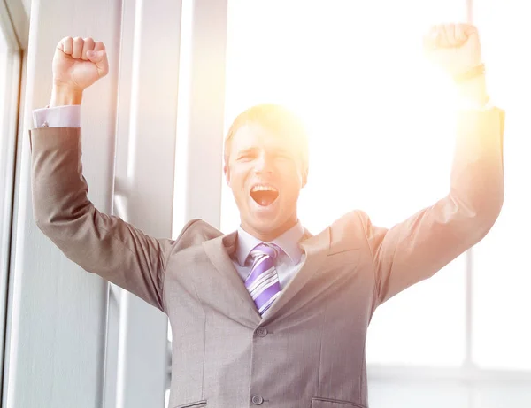 Crier avec joyeux jeune entrepreneur levé les mains . — Photo