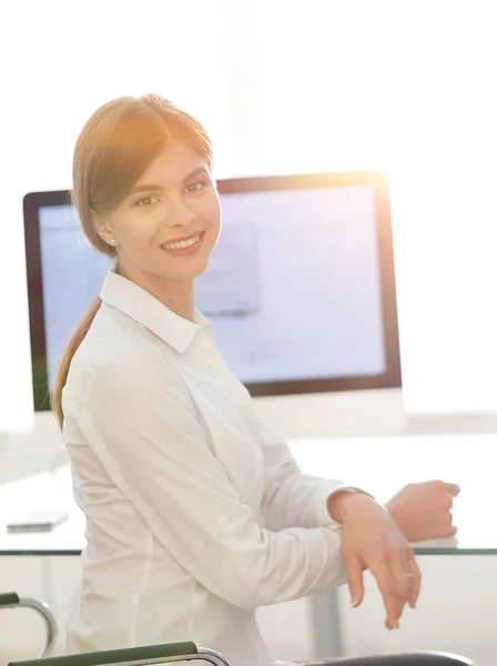 Succès femme d'affaires assis à un bureau . — Photo