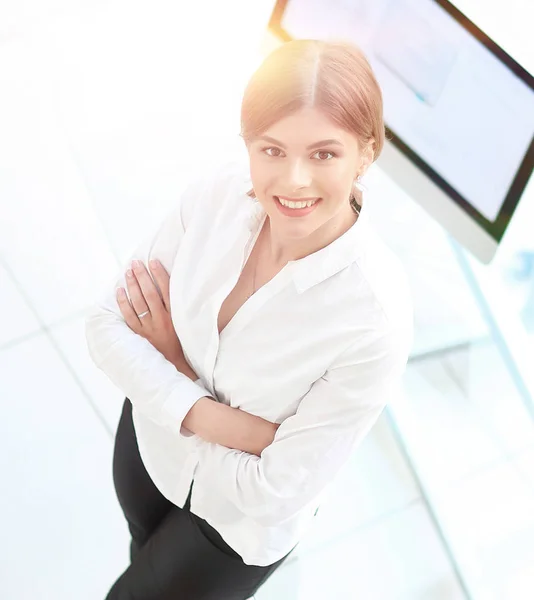 Vista dall'alto. ritratto di giovane donna sorridente — Foto Stock