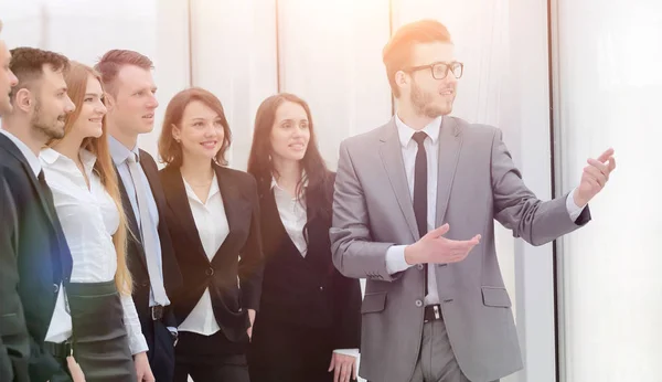 Empresario y un grupo de jóvenes empresarios — Foto de Stock