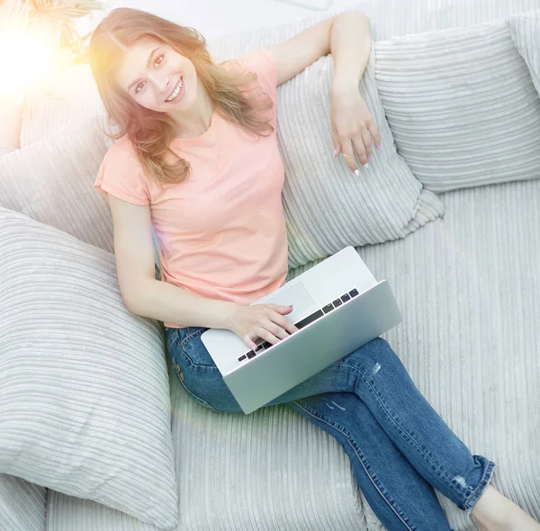 Vista do top.portrait de estudante do sexo feminino com laptop — Fotografia de Stock