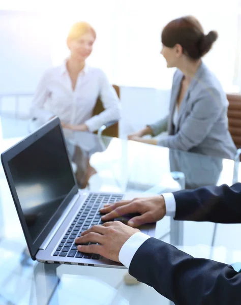 Primer plano del hombre de negocios escribiendo en el ordenador portátil . — Foto de Stock