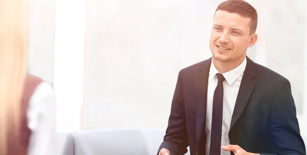 Homme d'affaires réussi assis dans le bureau — Photo