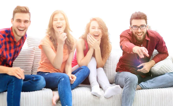 Grupo de amigos alegres assistindo seu filme favorito — Fotografia de Stock